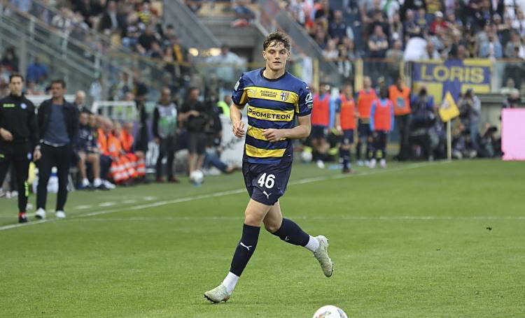 意甲新星后卫莱奥尼备受米兰双雄青睐，引发激烈竞购